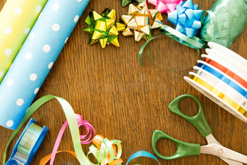 Förpackande gåvor på en trätabell Födelsedag, garnering, jul och hanukkah begrepp royaltyfri fotografi Förpackande gåvor på en trätabell Födelsedag, garnering, jul och hanukkah begrepp royaltyfri fotografi