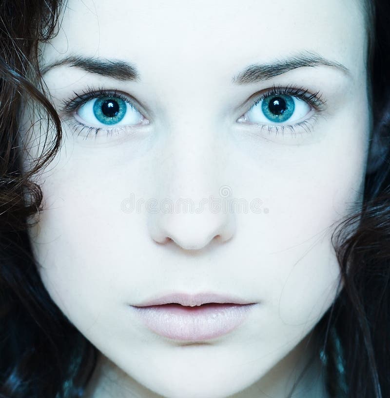 försiktig stående girl2 royaltyfri bild försiktig stående girl2 royaltyfri bild