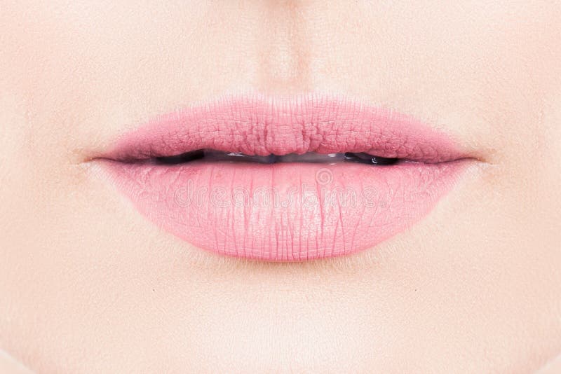 Försiktiga kvinnliga kanter med rosa läppstiftmakeup arkivbild Försiktiga kvinnliga kanter med rosa läppstiftmakeup arkivbild