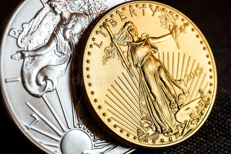 Försilvra örnen och den guld- amerikanska örnen ett uns mynt royaltyfria bilder