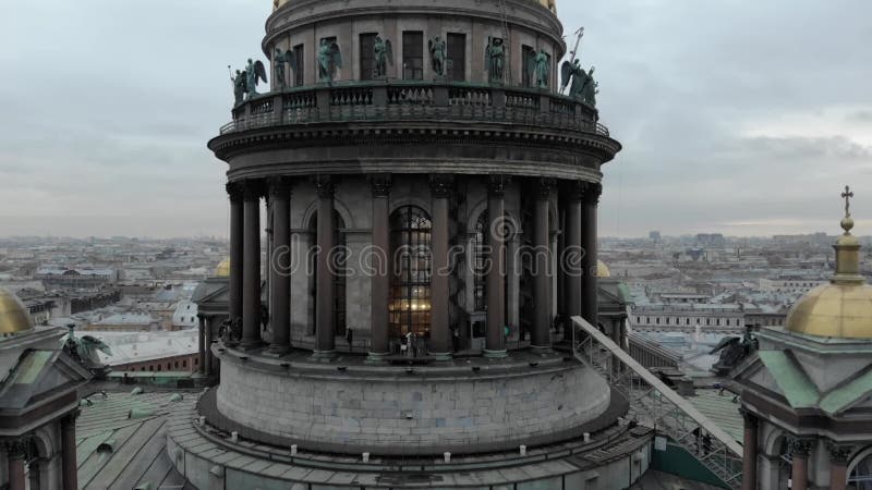 Första. katedral för isaaker. Information om petersburg fasade ut gamla skulpturänglar av gulddomän i kyrkodekan.