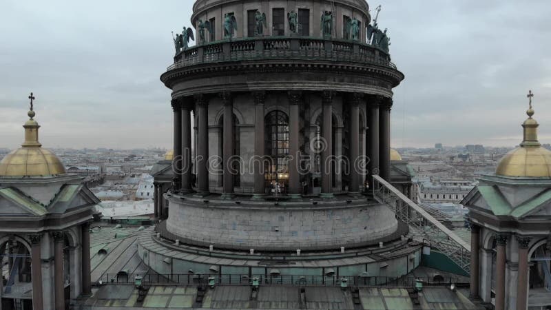 Första. katedral för isaaker. Information om petersburg fasade ut gamla skulpturänglar av gulddomän i kyrkodekan.