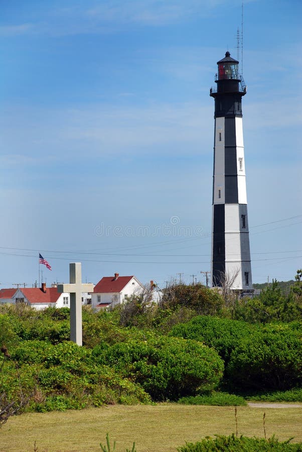 Första landa arga monument och ny udde Henry Lighthouse, Virginia USA royaltyfri foto Första landa arga monument och ny udde Henry Lighthouse, Virginia USA royaltyfri foto