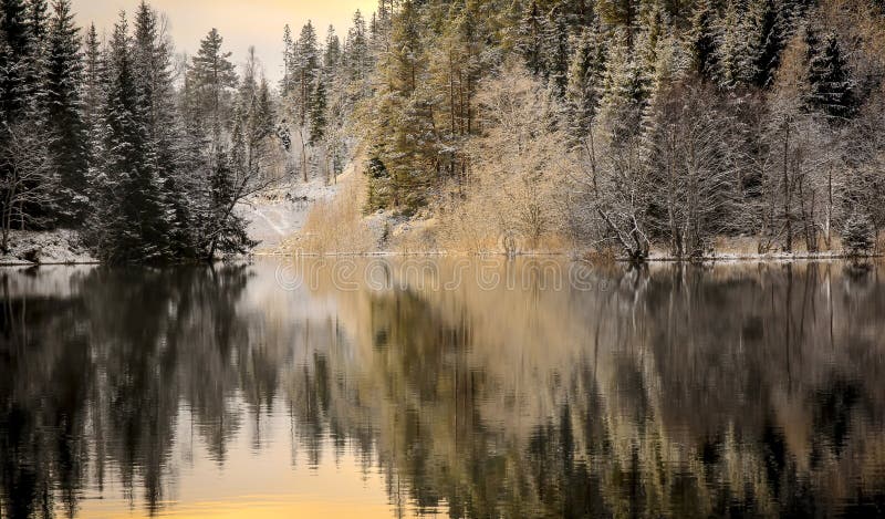Första snö på floden royaltyfri foto Första snö på floden royaltyfri foto