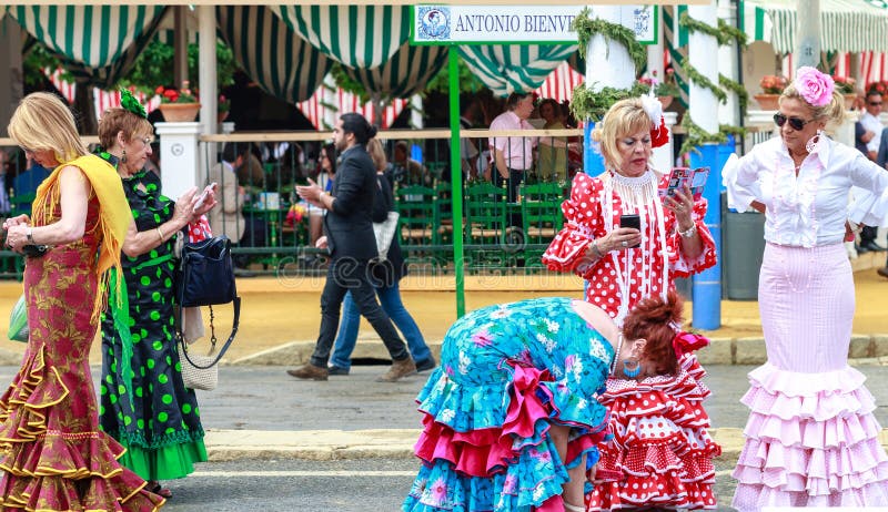 Förströdda kvinnor som bär traditionell flamenco, klär på April Fair Seville royaltyfria foton Förströdda kvinnor som bär traditionell flamenco, klär på April Fair Seville royaltyfria foton