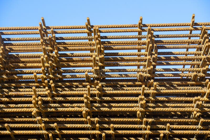 Förstärkningsstänger med en periodisk profil i packarna lagras i lagret för metallprodukter arkivfoton Förstärkningsstänger med en periodisk profil i packarna lagras i lagret för metallprodukter arkivfoton