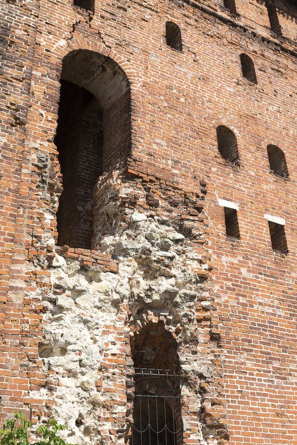 Förstörd tegelstenvägg med Windows gammalt övergivet byggande arkivfoto