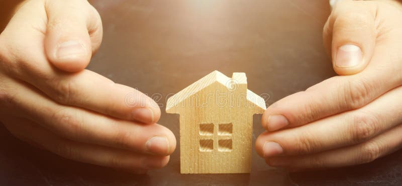 Försäkringmedlet skyddar huset med en gest av skydd Begreppet av skydd och hus för egenskapsförsäkring royaltyfri bild Försäkringmedlet skyddar huset med en gest av skydd Begreppet av skydd och hus för egenskapsförsäkring royaltyfri bild