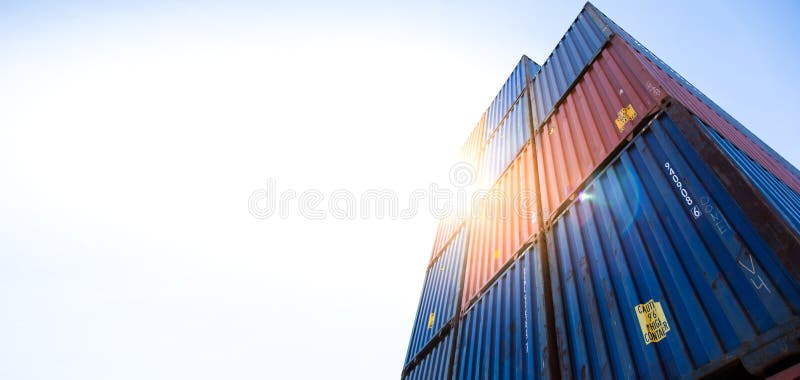 Försäkringskoncept för sjö- och transportfartyg. Lastcontainervarv. Lastcontainerlåda på logistikvarvet. färglös last royaltyfria bilder Försäkringskoncept för sjö- och transportfartyg. Lastcontainervarv. Lastcontainerlåda på logistikvarvet. färglös last royaltyfria bilder