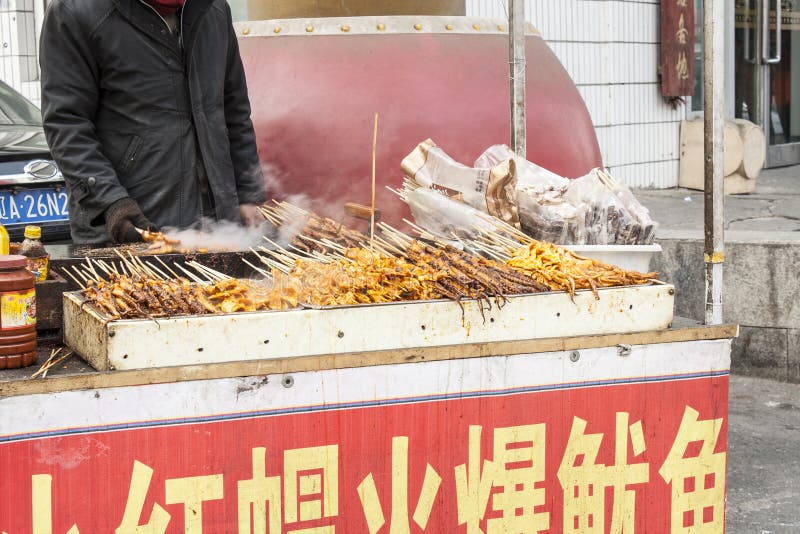 Försäljare av gatamat i Shenyang Kina royaltyfria foton Försäljare av gatamat i Shenyang Kina royaltyfria foton