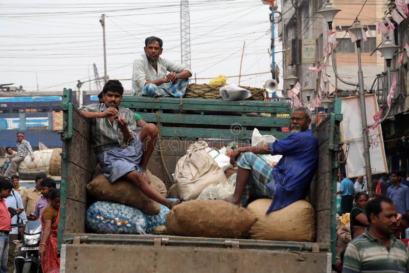 Försäljare väntar på kunder i Kolkata, Indien fotografering för bildbyråer Försäljare väntar på kunder i Kolkata, Indien fotografering för bildbyråer