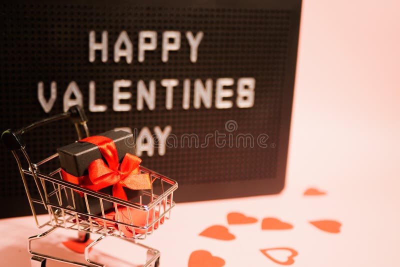 Försäljning på valentindagar. shoppingkort med presentlåda royaltyfri foto