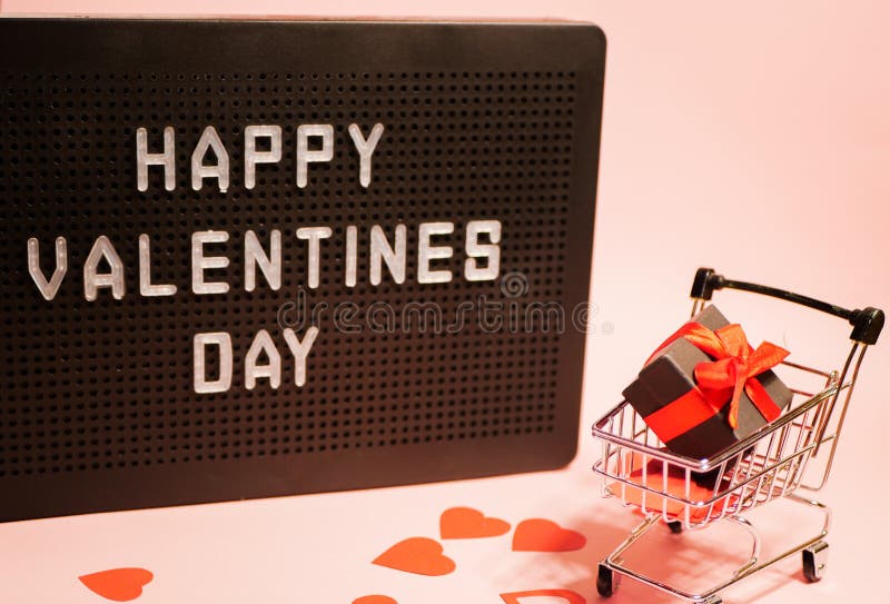 Försäljning på valentindagar. shoppingkort med presentlåda royaltyfri bild