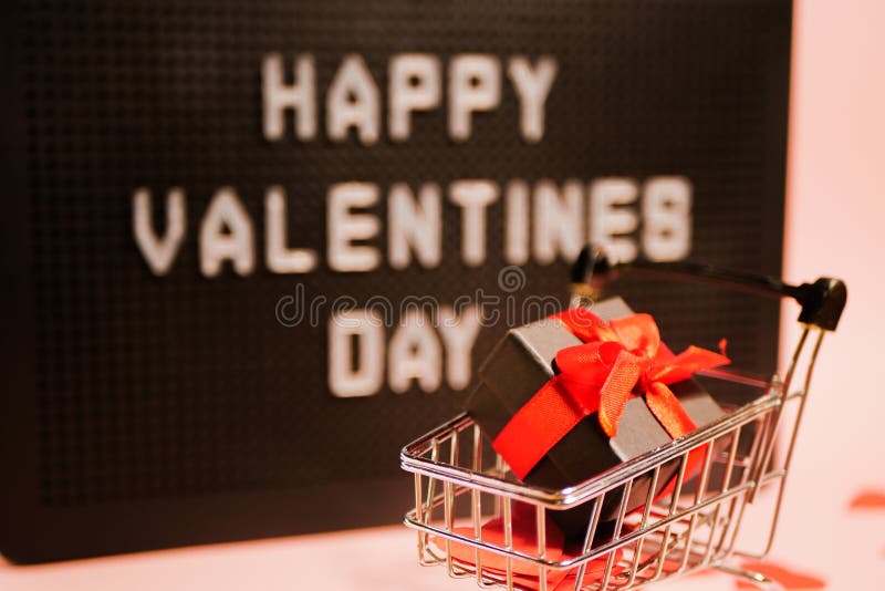 Försäljning på valentindagar. shoppingkort med presentlåda arkivbilder