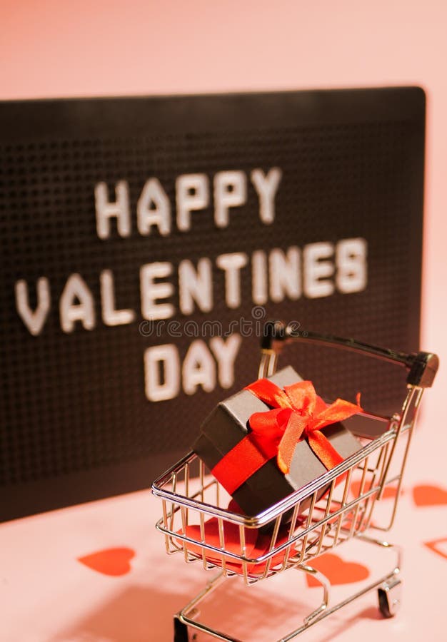 Försäljning på valentindagar. shoppingkort med presentlåda arkivfoto