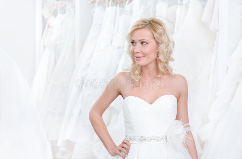 Provar en vacker brudklänning royaltyfria bilder