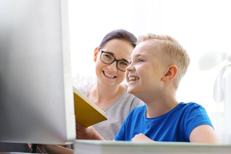 Förtjusande. onlineutbildning arkivbild
