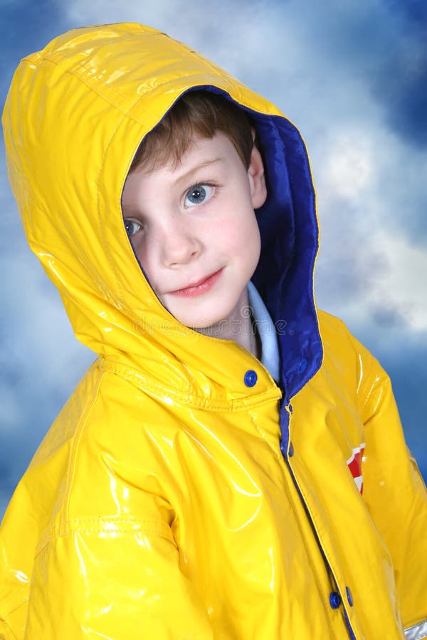 förtjusande år för regn för pojkelag fyra gammalt royaltyfri fotografi förtjusande år för regn för pojkelag fyra gammalt royaltyfri fotografi