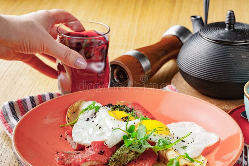 Förvanskade ägg med den rökte laxen, frukostmat royaltyfri foto Förvanskade ägg med den rökte laxen, frukostmat royaltyfri foto