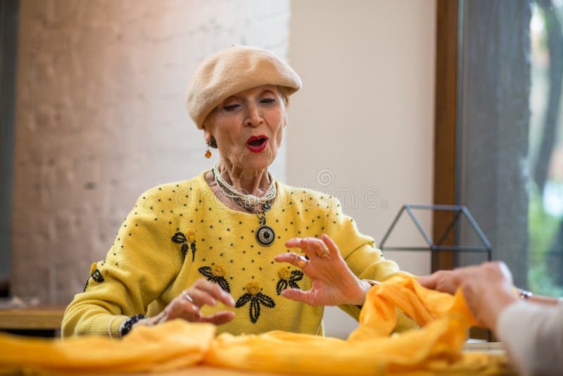 förvånad kvinna för åldring royaltyfri fotografi förvånad kvinna för åldring royaltyfri fotografi