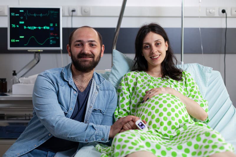 Föräldrar som förbereder sig för babyförlossning royaltyfria foton