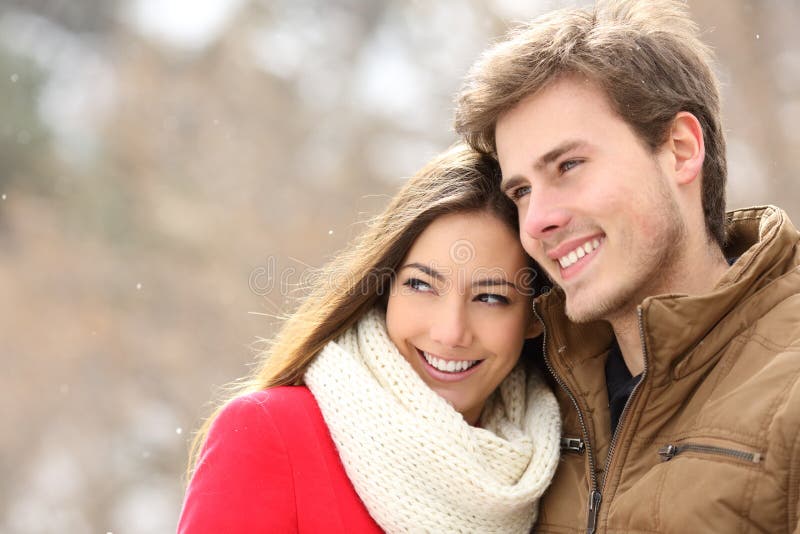 Förälskat se för lyckliga par bort i en snöig vinter