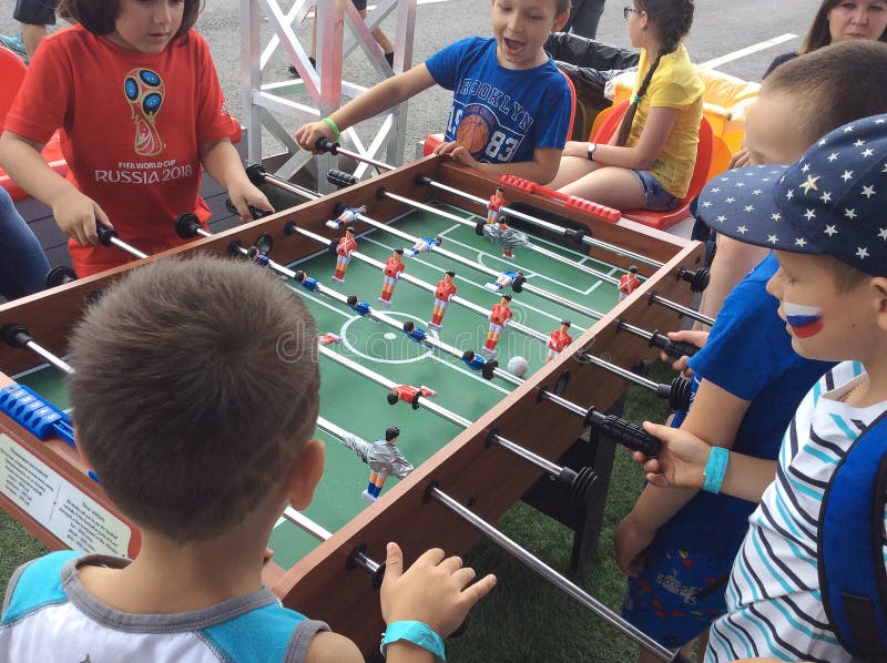 Fútbol de la tabla del juego de niños en el Fest la FIFA 2018 del fan Colinas del gorrión, Moscú imagen de archivo libre de regalías Fútbol de la tabla del juego de niños en el Fest la FIFA 2018 del fan Colinas del gorrión, Moscú imagen de archivo libre de regalías