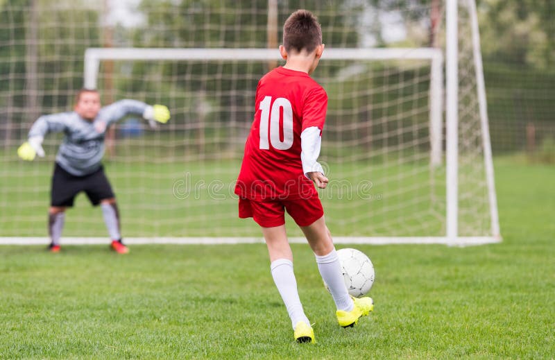 Fútbol del fútbol de los niños - los jugadores de los niños hacen juego en campo de fútbol fotos de archivo Fútbol del fútbol de los niños - los jugadores de los niños hacen juego en campo de fútbol fotos de archivo
