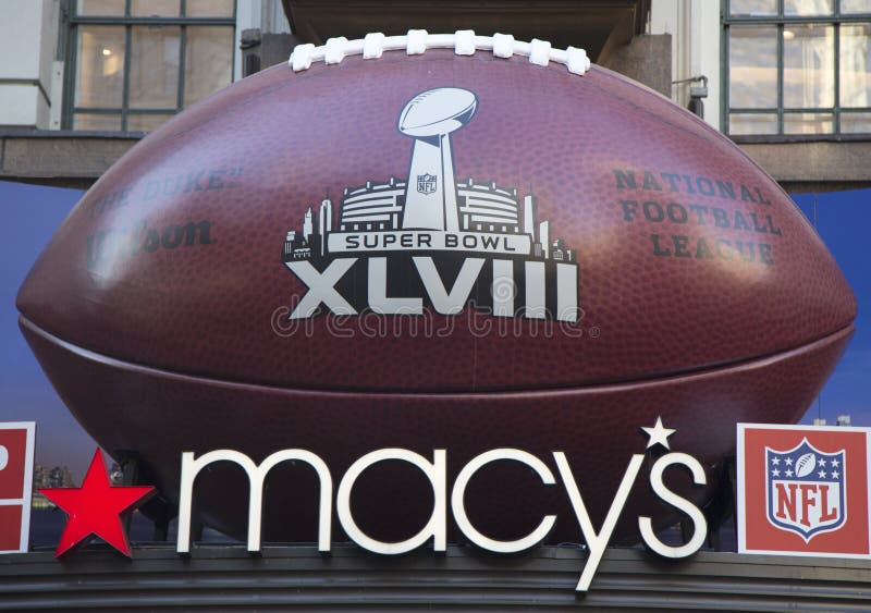 Fútbol gigante en Macy s Herald Square en Broadway durante semana del Super Bowl XLVIII en Manhattan fotografía de archivo libre de regalías Fútbol gigante en Macy s Herald Square en Broadway durante semana del Super Bowl XLVIII en Manhattan fotografía de archivo libre de regalías