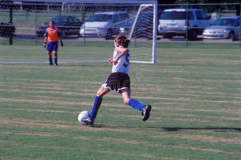 Fútbol menor de la muchacha - yendo para una meta fotos de archivo libres de regalías Fútbol menor de la muchacha - yendo para una meta fotos de archivo libres de regalías