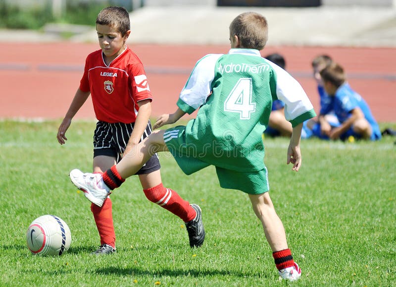 Fútbol o fútbol del juego de los muchachos de los pequeños niños imagenes de archivo