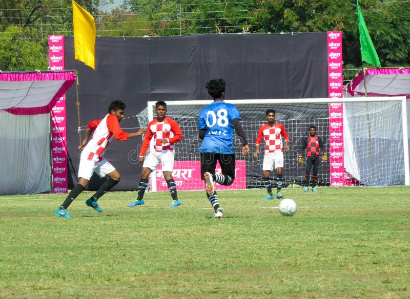 Fútbol o partido de fútbol en estadio en la India fotos de archivo libres de regalías Fútbol o partido de fútbol en estadio en la India fotos de archivo libres de regalías