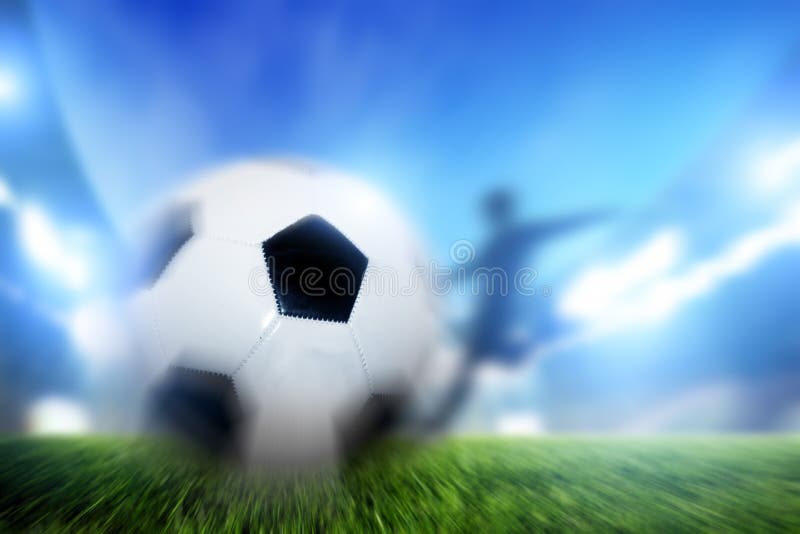 Fútbol, partido de fútbol. Una bola del tiroteo del jugador en meta fotografía de archivo libre de regalías Fútbol, partido de fútbol. Una bola del tiroteo del jugador en meta fotografía de archivo libre de regalías