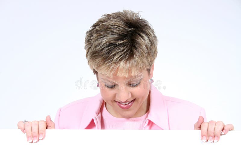 Fügen Sie die Text-Frau hinzu, die das weiße Zeichen-Lächeln anhält lizenzfreie stockfotografie Fügen Sie die Text-Frau hinzu, die das weiße Zeichen-Lächeln anhält lizenzfreie stockfotografie