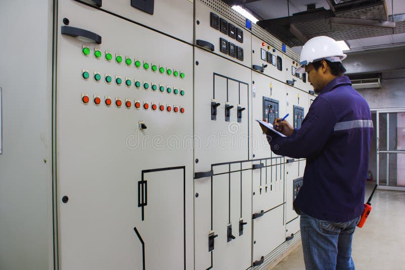 Führen Sie die Prüfung des elektrischen Systems in der Leitstelle aus lizenzfreie stockfotos Führen Sie die Prüfung des elektrischen Systems in der Leitstelle aus lizenzfreie stockfotos