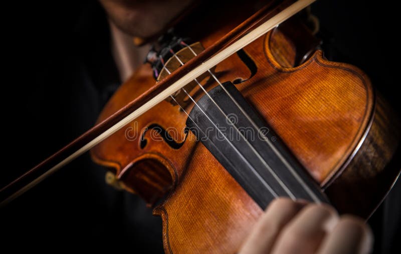 Führen Sie einen Violinisten einzeln auf, der sein Instrument spielt lizenzfreies stockfoto Führen Sie einen Violinisten einzeln auf, der sein Instrument spielt lizenzfreies stockfoto