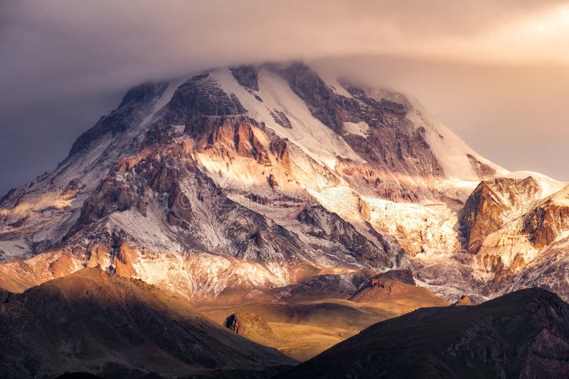 Führen Sie Landschaftsansicht von Mt Kazbeg bei Sonnenaufgang, Georgia einzeln auf stockfotografie Führen Sie Landschaftsansicht von Mt Kazbeg bei Sonnenaufgang, Georgia einzeln auf stockfotografie