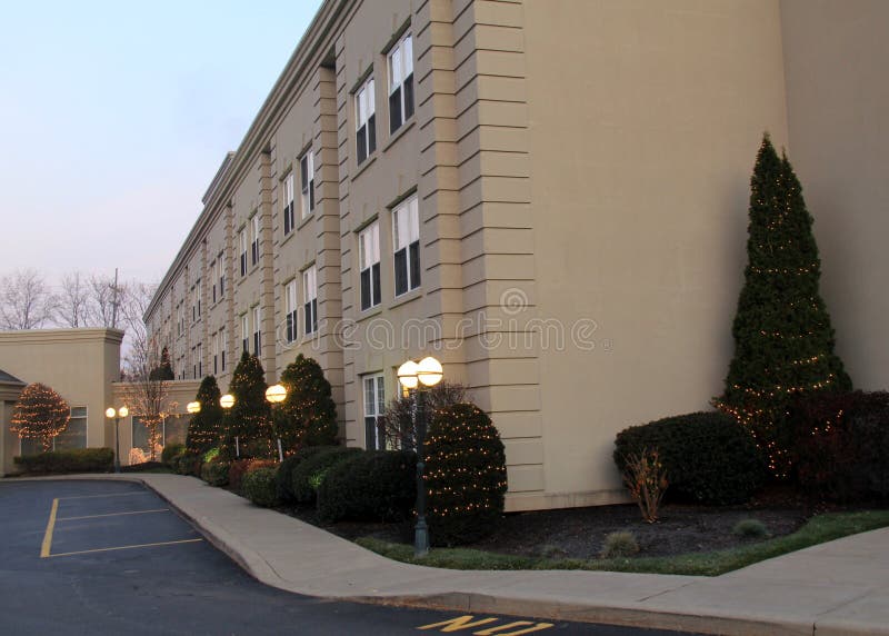 Führender Treiber des Haupteingangs herein am Ende eines langen Tages, Del Monte Lodge, Pittsford, New York, 2017 lizenzfreie stockbilder Führender Treiber des Haupteingangs herein am Ende eines langen Tages, Del Monte Lodge, Pittsford, New York, 2017 lizenzfreie stockbilder