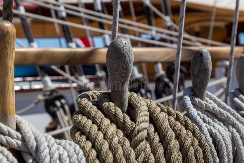 Führt Ausrüstung des Schiffs auf Plattform einzeln auf stockbild Führt Ausrüstung des Schiffs auf Plattform einzeln auf stockbild