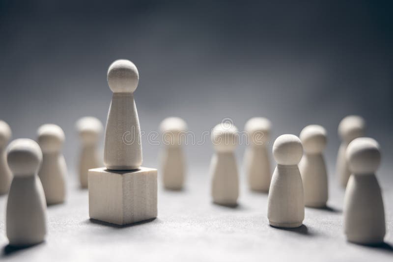 Führungspersonal mit einer Person, die sich auf dem Podium von der Masse abhebt lizenzfreie stockbilder