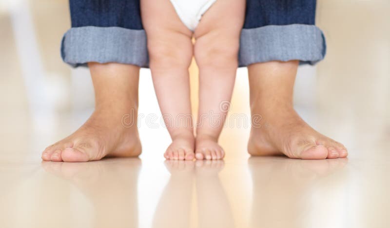 Führungsschritte. zugeschnittenes Bild eines Lauflernens eines Babys. stockfotos