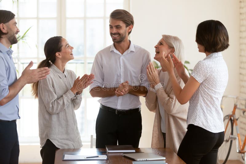 Fünf in den Vorständen anwesende Arbeiter applaudieren Teamleiter stockbilder