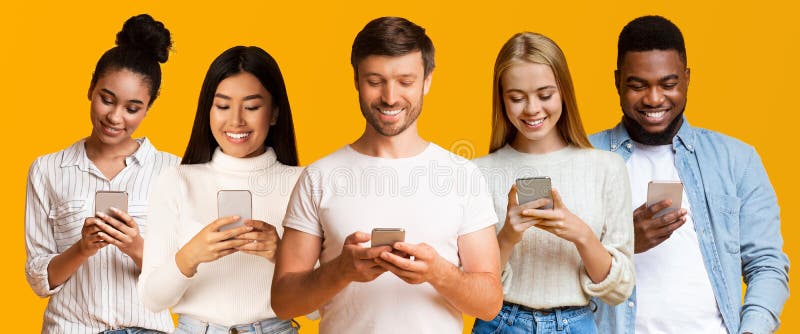 Fünf verschiedene Menschen, welche die Smartphones stehen über gelber Hintergrundcollage nutzen lizenzfreie stockfotografie