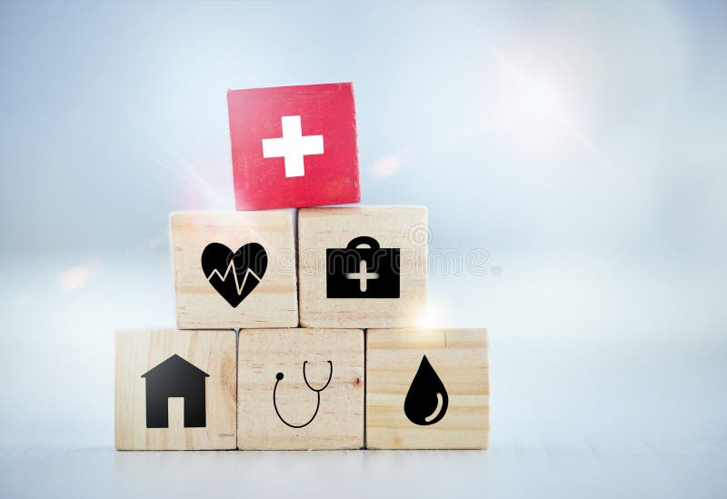 Für die Momente im Leben, die Sie nicht erwartet haben. Holzblöcke mit versicherungsbezogenen Symbolen. stockbild