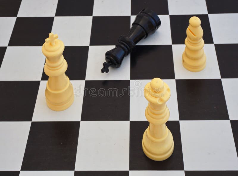 Für Hintergrund oder Netz Weiße Schachfiguren auf einem Brett und einem schwarzen Stücklügen stockfotos