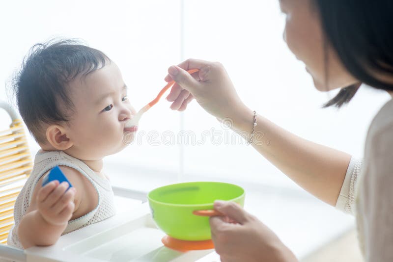 Fütterungsbaby der Mutter stockfotos Fütterungsbaby der Mutter stockfotos
