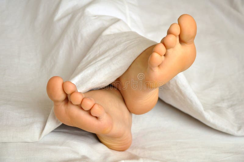 Füße eines Teenager-Mädchens lizenzfreie stockfotografie