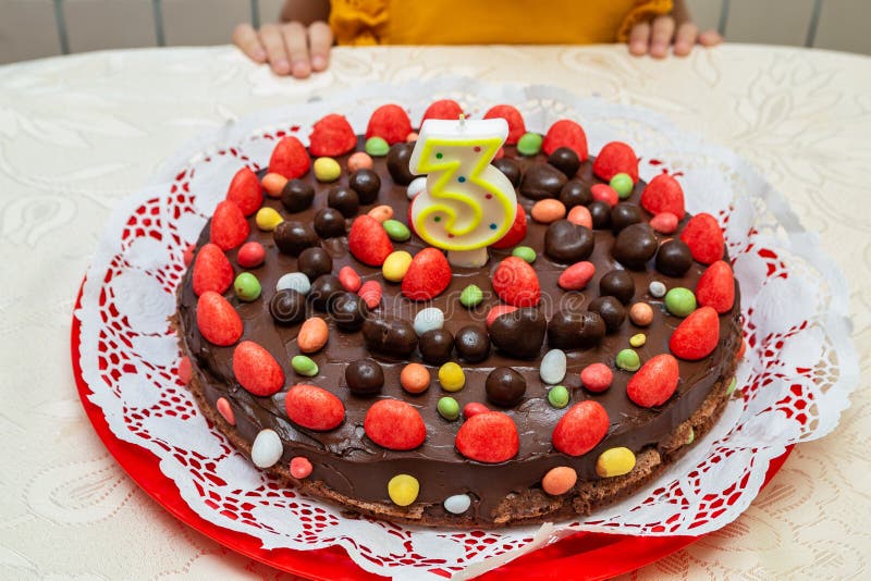 Gâteau D'anniversaire Au Chocolat Pour Enfants Photo stock - Image