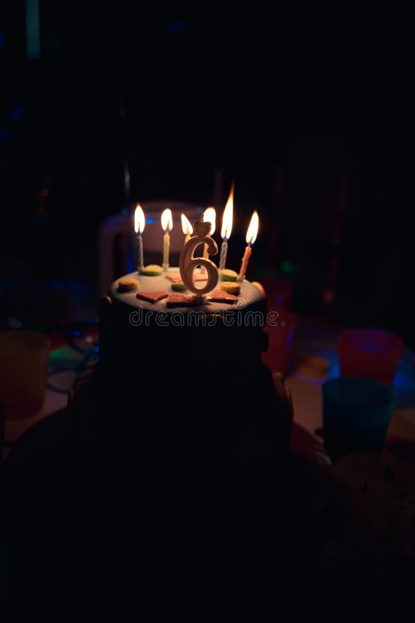 Gateau D Anniversaire Avec Les Bougies Et L Age Brulants 6 Bougies A L Arriere Plan Fonce Avec Des Sucreries En Decor Image Stock Image Du Gateau Profondeur