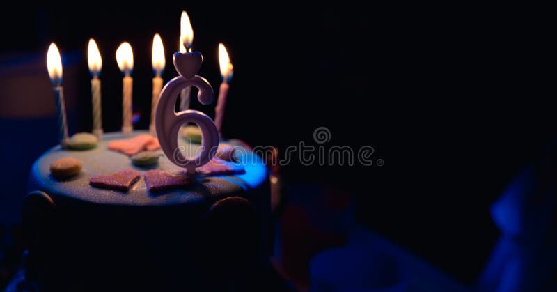 Gateau D Anniversaire Avec Les Bougies Et L Age Brulants 6 Bougies A L Arriere Plan Fonce Avec Des Sucreries En Decor Image Stock Image Du Tradition Gourmet